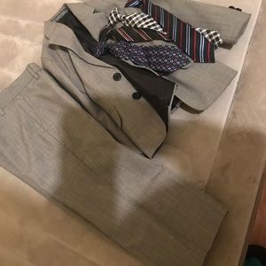 Perry Ellis Boys Suit. Ties Included.